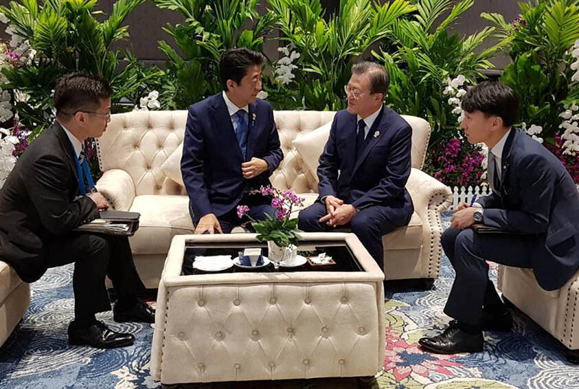 문재인 대통령이 11월4일 타이 방콕에서 열린 아세안+3 정상회의 시작에 앞서 아베 신조 일본 총리와 이야기하고 있다. 청와대 제공