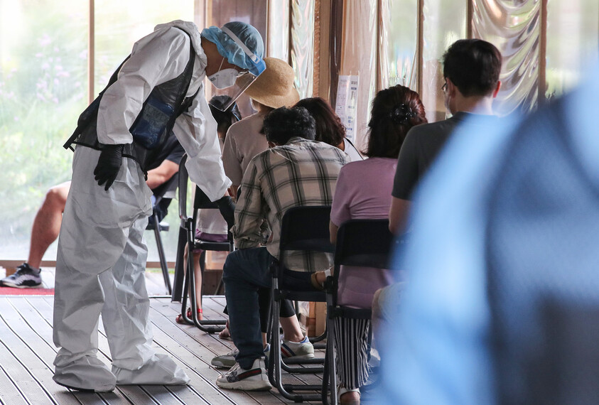 24일 서울 송파구 송파구보건소에 마련된 코로나19 선별진료소에서 시민들이 검사를 받기 위해 대기하고 있다. 연합뉴스