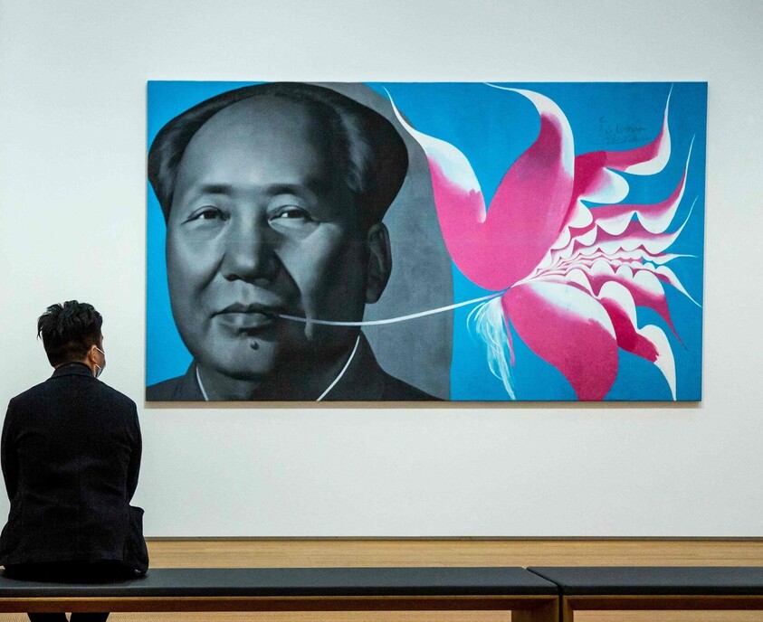 11일 홍콩의 ‘뉴 M+’ 미술관에서 한 관객이 작품을 감상하고 있다. 홍콩/AFP 연합뉴스