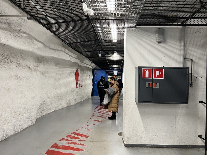 An air-raid shelter built around 20 meters beneath the surface in downtown Helsinki, Finland, doubles as a car park and sports facilities, and was the site of a sports game on Feb. 20, when the Hankyoreh visited. (Noh Ji-won/The Hankyoreh)
