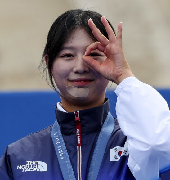 양궁 임시현은 입술 아래 활시위 모양으로 상처가 생겨 반창고를 붙이고 경기에 임했다. 파리/연합뉴스
