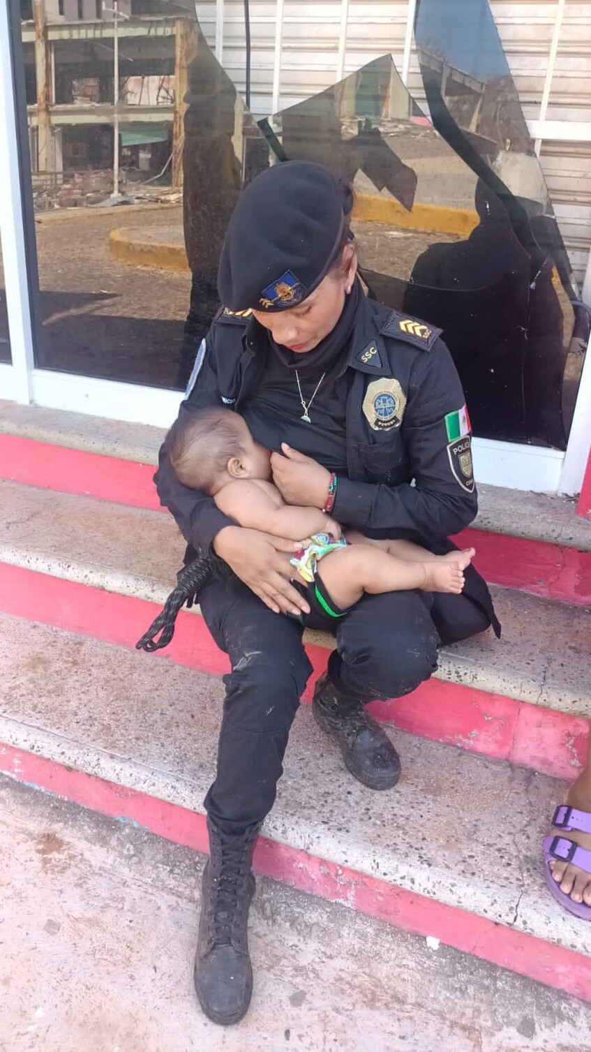 허리케인이 강타한 도시, 배 곯은 아기에 젖을 물린 경찰관