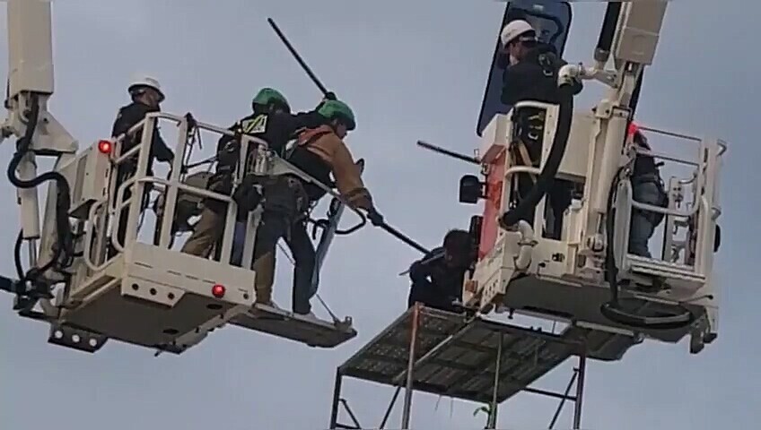 Still of a video of the incident shows police officers using 1-meter-long clubs to bludgeon a unionist belonging to the Federation of Korean Metalworkers’ Trade Unions during a sit-in on May 31. (still from FKTU video)