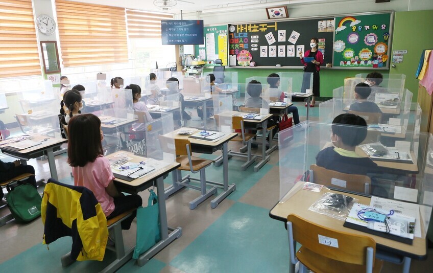Students at an elementary school in Incheon’s Michuhol District on May 27. (Yonhap News)