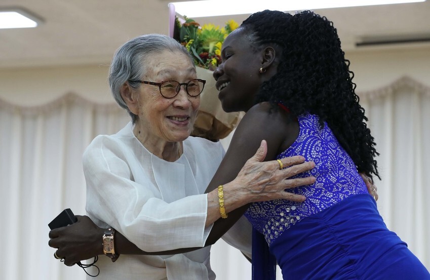Former comfort woman Kim Bok-dong (left) awards the first Kim Bok-dong Peace Prize to Acan Sylvia Obal