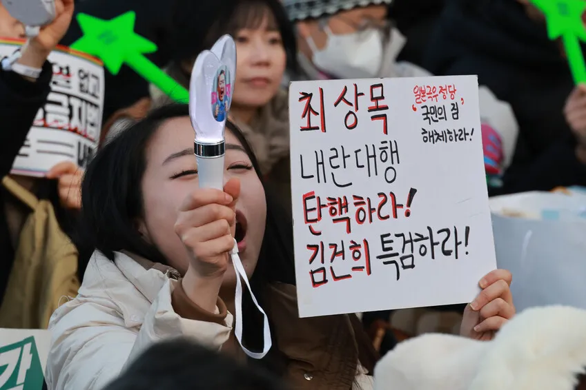 1일 오후 서울 종로구 경복궁 일대에서 열린 ‘윤석열 즉각 퇴진! 사회대개혁! 9차 범시민대행진’에서 한 참석자가 손팻말을 들고 있다. 김혜윤 기자 unique@hani.co.kr