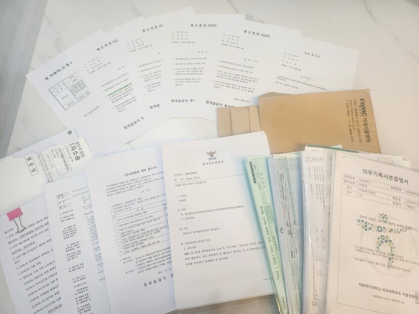 이현영씨가 2021년 9월 이후 사내 모함과 산업재해 신청, 회사 고소·고발전에 대응하며 모은 자료들. 사진에 다 담기지 않은 자료가 더 많다고 한다. 이현영 제공