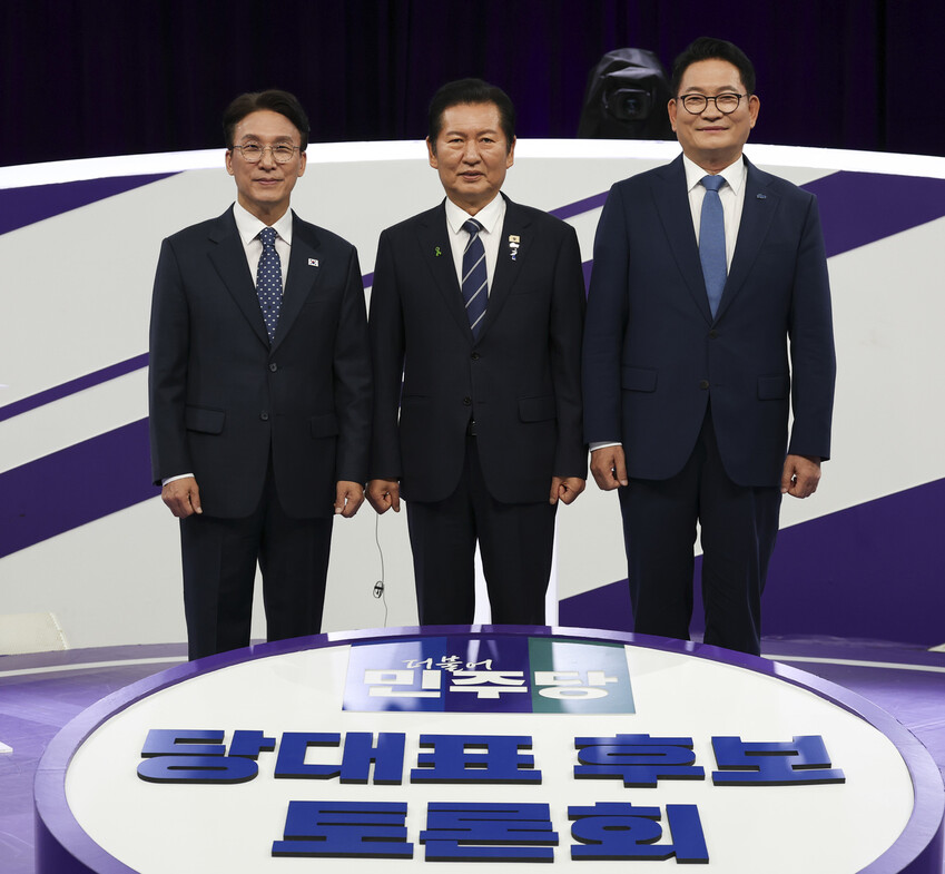 2026년 7월29일 서울 마포구 문화방송(MBC)에서 열린 더불어민주당 당대표 선출을 위한 후보자 방송토론회에서 김민석(왼쪽부터), 정청래, 송영길 후보가 기념사진을 찍고 있다. 연합뉴스
