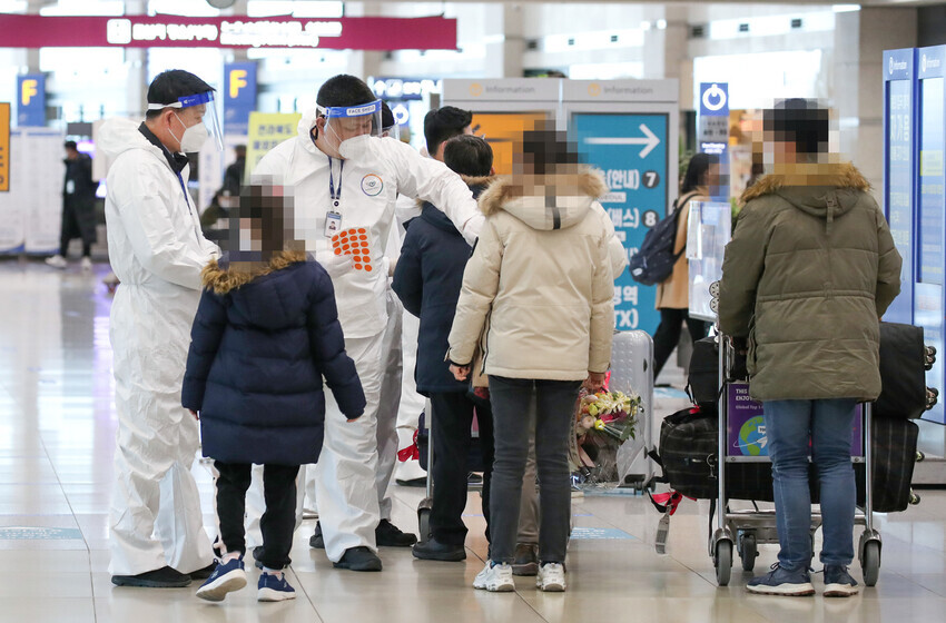 International travelers arrive at Incheon International Airport on Jan. 19. (Yonhap News)
