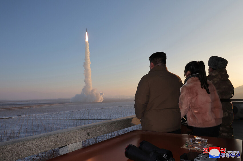 북, 화성포-18형 발사 확인…‘시험 발사’ 넘어 ‘발사 훈련’