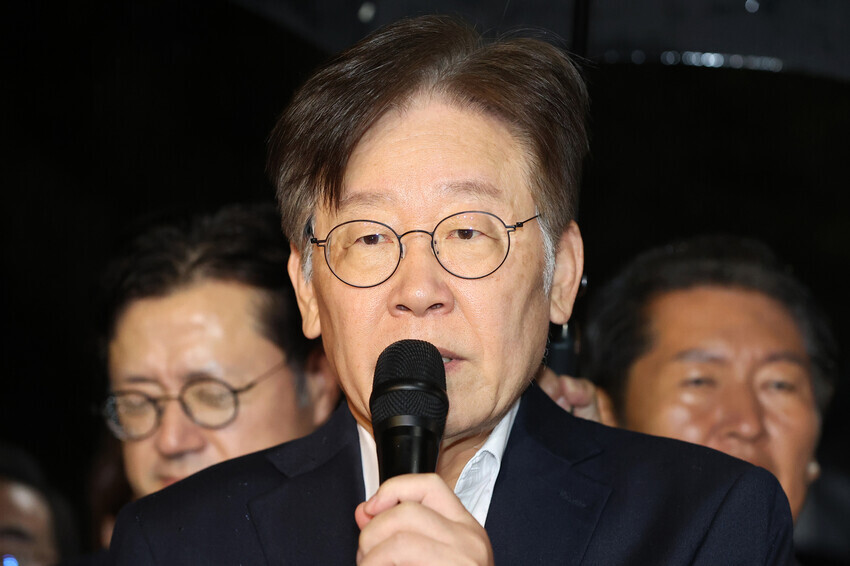Lee Jae-myung, the leader of Korea’s top opposition Democratic Party, gives a statement after departing Seoul Detention Center on Sept. 27. (Yonhap)
