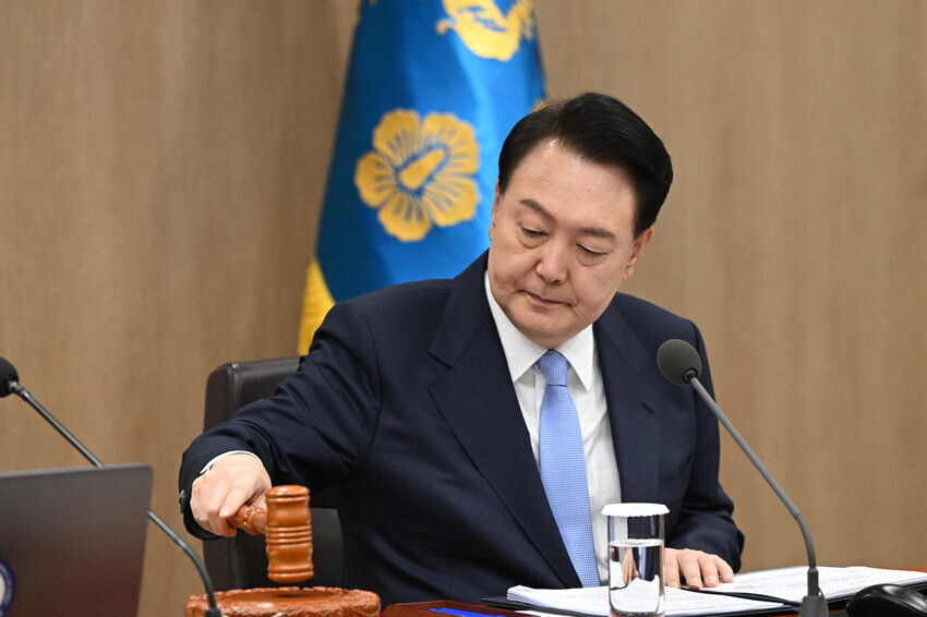 President Yoon Suk-yeol gavels a Cabinet meeting to order at the presidential office in Seoul’s Yongsan District on Dec. 19. (courtesy of the presidential office)