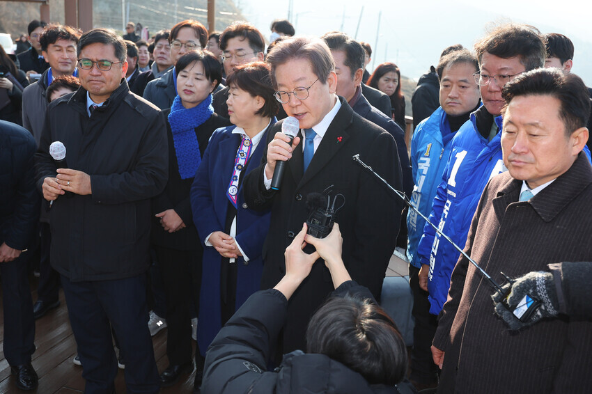 Democratic Party leader Lee Jae-myung answers questions from the press after touring Daehang Observatory on Busan’s Gadeok Island on Jan. 2. Moments later, he was stabbed by a man in his 60s wielding a knife. (Yonhap)