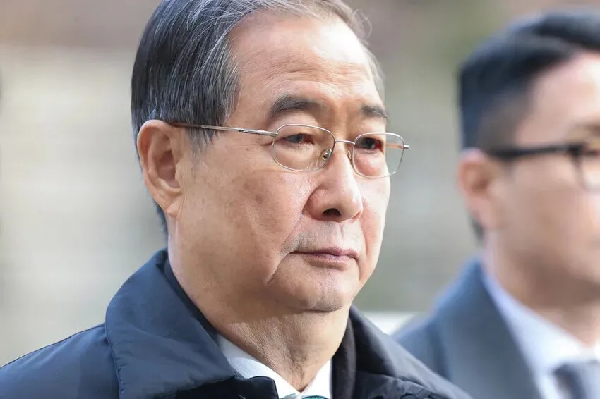 Han Duck-soo, the former prime minister of South Korea, arrives at the Seoul Central District Court in the city’s Seocho District on Jan. 21, 2026, for the reading of the verdict in his trial of engaging in essential activities in service of an insurrection for his role in the declaration of martial law by former President Yoon Suk-yeol. (Yonhap)