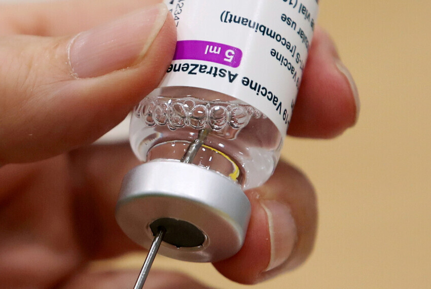 A health worker prepares a dose of AstraZeneca’s COVID-19 vaccine at a vaccination center in Antwerp, Belgium, on March 18, 2021. (Reuters/Yonhap News)