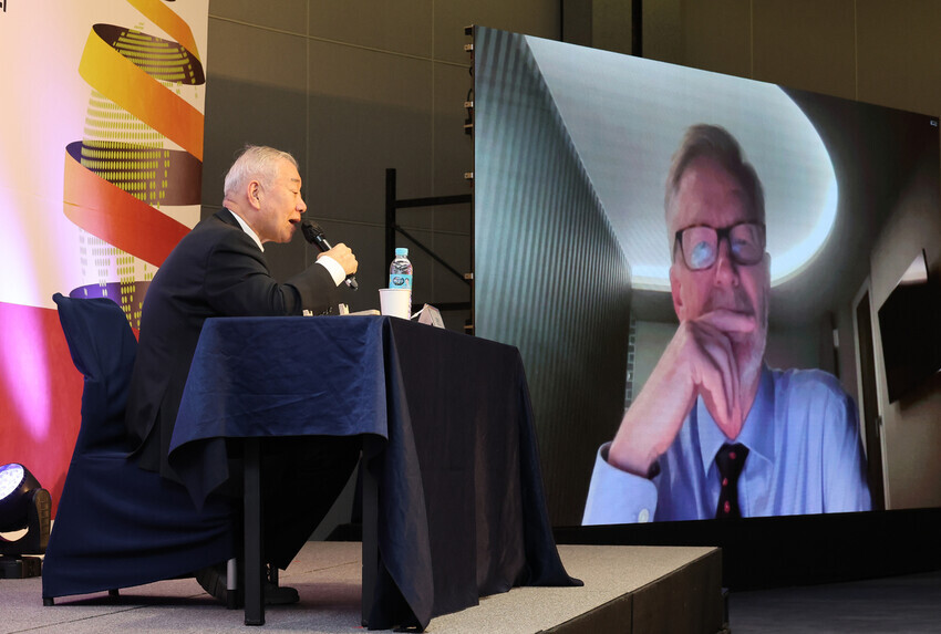 Moon Chung-in, the chairman of the Hankyoreh Foundation for Reunification and Culture, speaks with Dan Smith, the director of the Stockholm International Peace Research Institute, following Smith’s keynote presentation via videoconference at the 2023 Hankyoreh-Busan International Symposium on Oct. 25. (Shin So-young/The Hankyoreh)