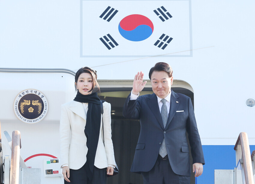 President Yoon Suk-yeol and first lady Kim Keon-hee wave goodbye as they board the presidential jet at Seoul Air Base in Seongnam, Gyeonggi Province, before heading to the UK for a state visit on Nov. 20. (Yonhap)