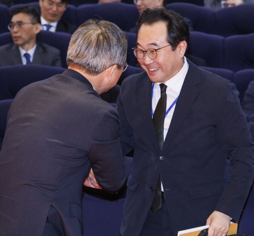 Ambassador Lee Do-hoon, South Korea’s top envoy to Russia, attends the opening ceremony of the 2024 heads of overseas mission meeting held at the Ministry of Foreign Affairs in Seoul on April 22, 2024, where he exchanges greetings with another attendee. (Yonhap)