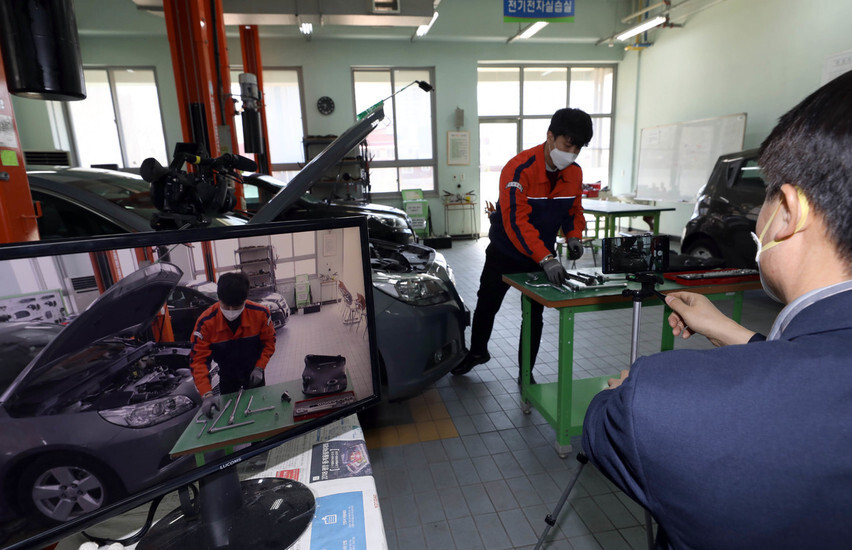 Instructors at Yongsan Technical High School record a video for online automobile classes on Arp. 8. (Lee Jong-keun, staff photographer)