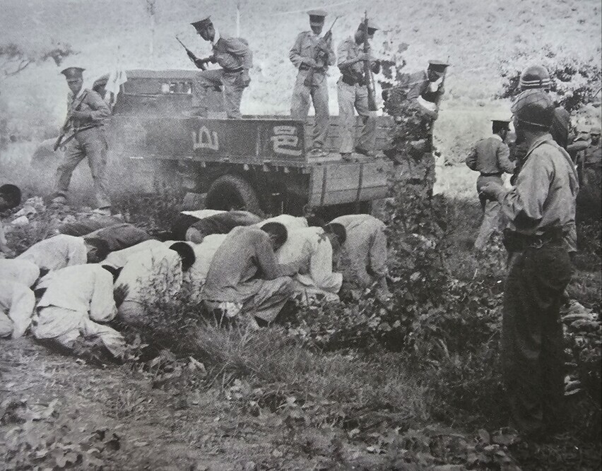 A photo of the massacre in Gollyeong Valley included in the US intelligence report “Execution of Political Prisoners in Korea.” Taken by Maj. Leonard Abbott, the photo found the light of day in 1999 thanks to the late Lee Do-young. (courtesy of the Daejeon Sannae Gollyeong Valley Countermeasures Committee)