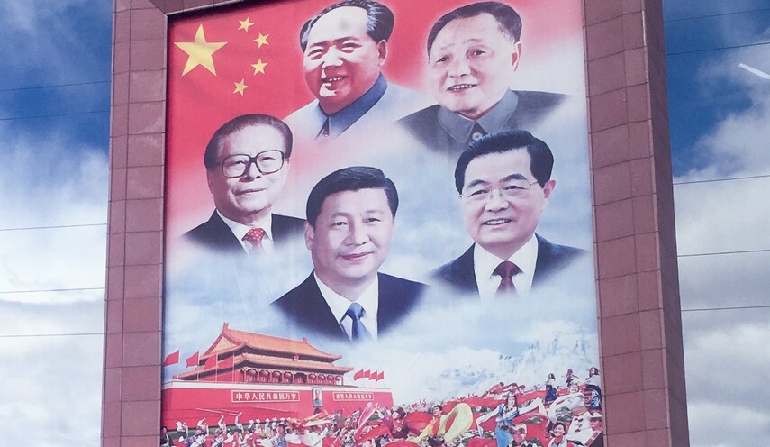 Sucessivos líderes chineses foram retratados em outdoors no Tibete.  No sentido anti-horário a partir do canto superior direito: Mao Zedong, Deng Xiaoping, Hu Jintao, Xi Jinping e Jiang Zemin.  Banco de Imagens Getty