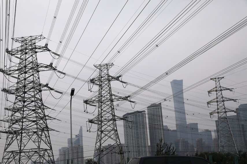 중국 수도 베이징 중심 상업지구 주변에 송전탑이 들어서 있다. 베이징/로이터 연합뉴스