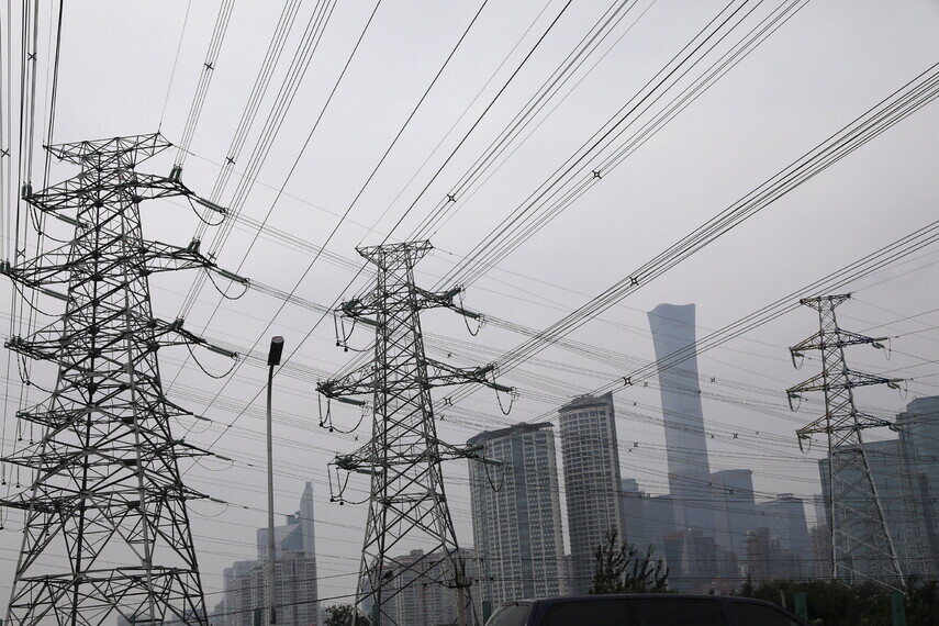 Transmission towers stand above a commercial district in the center of China’s capital Beijing. (Reuters/Yonhap News)