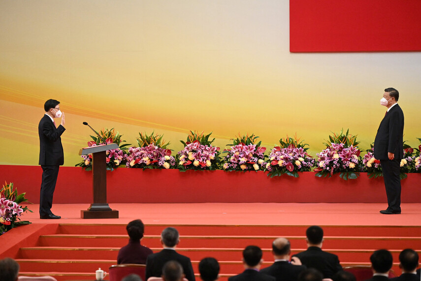 1일 홍콩 컨벤션센터에서 시진핑(오른쪽) 중국 국가주석이 존 리 신임 홍콩 행정장관로부터 취임 선서를 받고 있다. 홍콩/로이터 연합뉴스