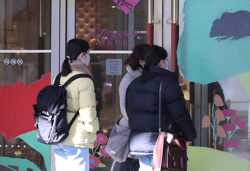 Lotte Department Store’s Myeongdong branch in Seoul reopens on Feb. 10 after closing for three days because of the novel coronavirus outbreak. (Yonhap News)