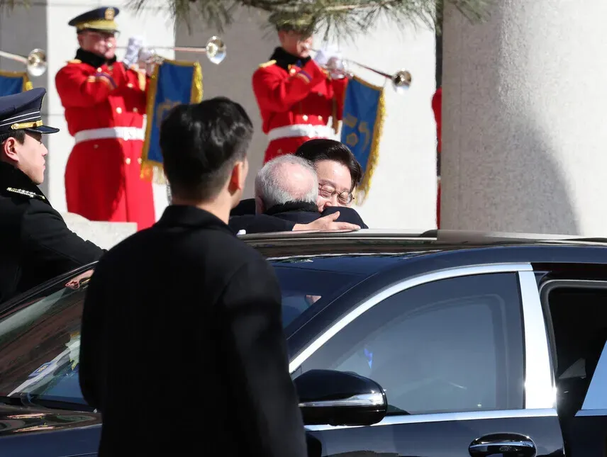 Korea’s Lee gives warm welcome to ‘eternal comrade’ Lula of Brazil during state visit