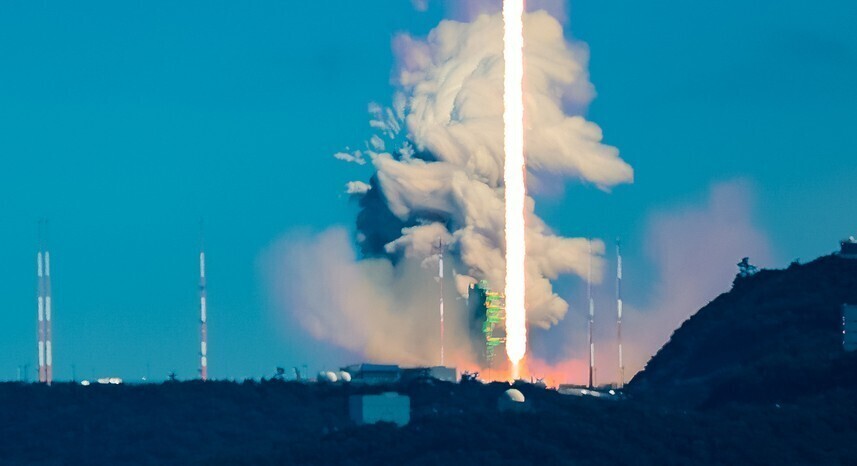 Nuri, a space launch vehicle made entirely with Korean technology, lifts off from Naro Space Center in Goheung, South Jeolla Province, on June 21, 2022. (Yonhap News)