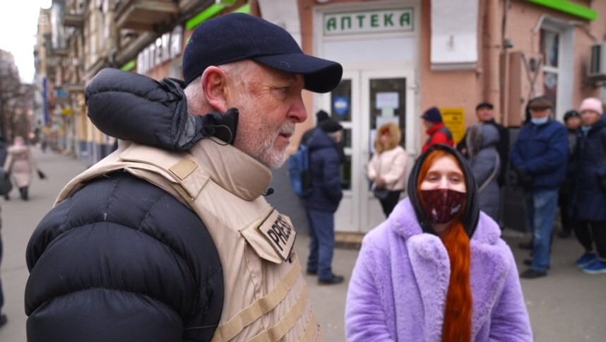 BBC의 제러미 보언 기자(왼쪽)가 우크라이나 수도 키이우(키예프)에서 약과 같은 필수품을 구하러 나온 시민들과 이야기를 나누고 있다. BBC 뉴스 갈무리