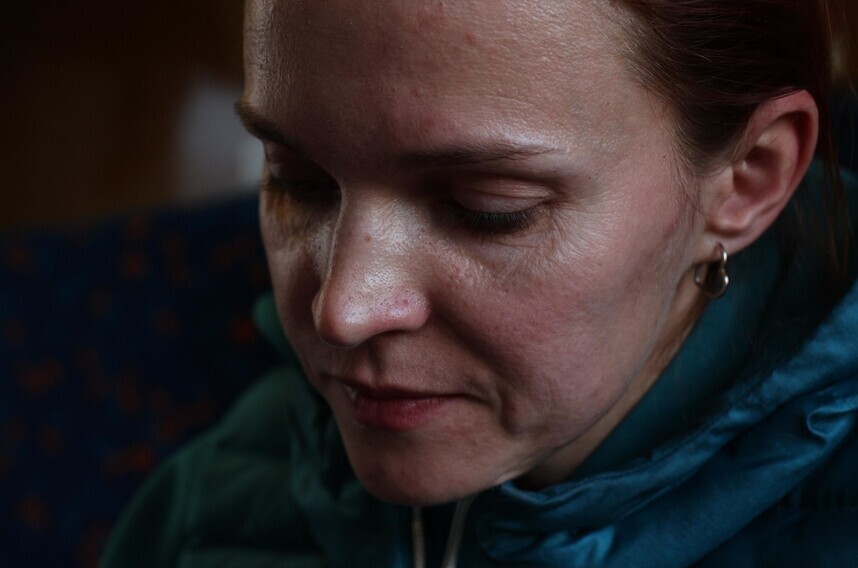 Anna (37), originally from Kyiv, Ukraine, checks her phone while riding the train to Krakow, Poland, on March 10 (local time). Before the war, she had worked as a photographer. (Kim Hye-yun/The Hankyoreh)