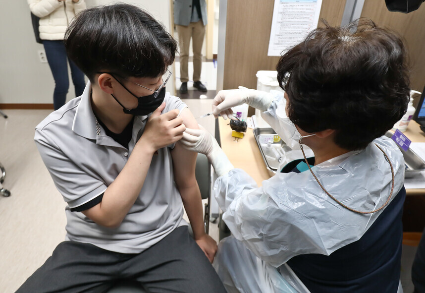 At a hospital in Seoul’s Yangcheon District, a teenager receives a COVID-19 vaccination on Sept. 18, the day vaccinations for 16- to 17-year-olds began in South Korea. (pool photo)