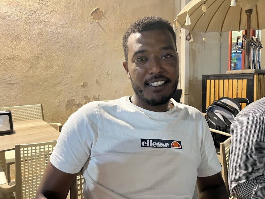 Biniam Michael Negasi, a 25-year-old migrant from Eritrea, sits for a photo for the Hankyoreh after speaking to our reporter on Lampedusa. (Noh Ji-won/The Hankyoreh)