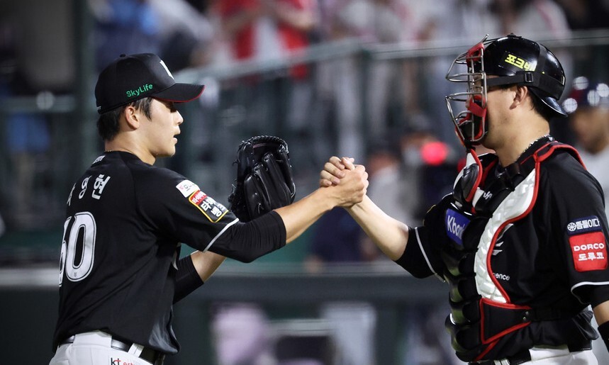 2025 KBO League No. 1 Katie (KT) Wiz Park Young -hyun is delighted after saving in the match with Lotte Giants in June. Provided by Katie Wiz
