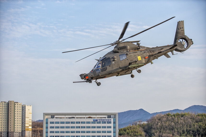 소형무장헬기(LAH) 시제기가 24일 미디어데이 행사에 맞춰 기동 시범을 보이고 있다. 국방일보 제공