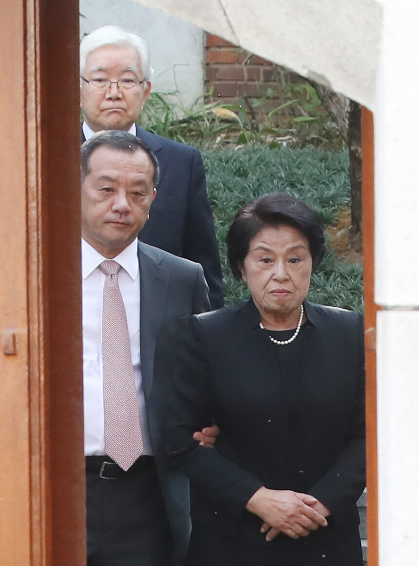 Lee Soon-ja walked Kim Keon-hee to the door after a visit on June 16. (Yonhap News)