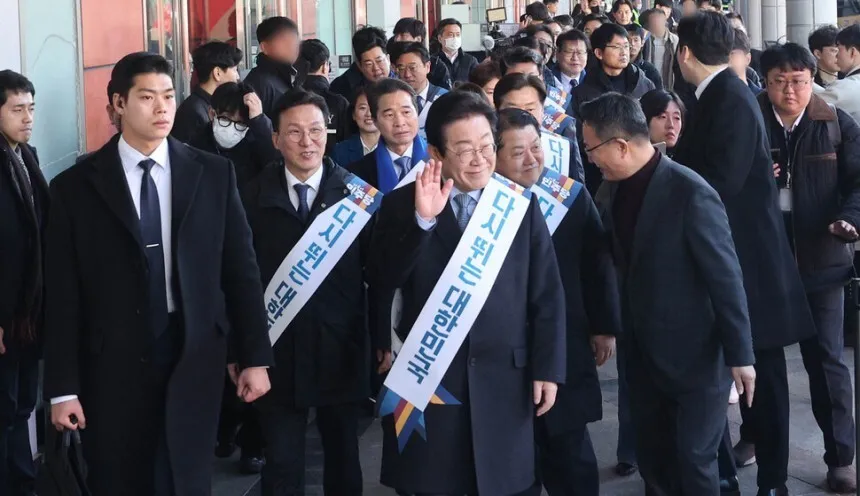 이재명 더불어민주당 대표가 24일 오전 서울 서초구 고속버스터미널에서 시민들에게 설 귀성 인사를 하고 있다. 공동취재사진