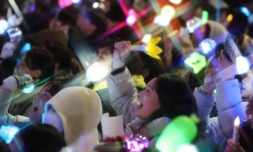 Participants in a mass rally on Dec. 14, 2024, outside the National Assembly wave their light sticks in to the beat of music as they celebrate the impeachment of Yoon Suk-yeol, the former president. (Kim Young-won/Hankyoreh)