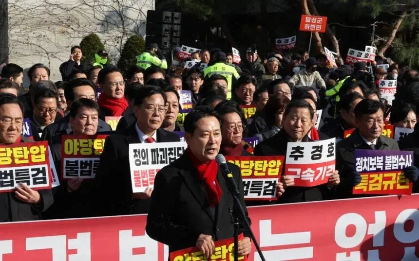 Jang Dong-hyuk, the leader of the People Power Party, speaks at a rally denouncing the attempt to arrest Rep. Choo Kyung-ho outside the Seoul Central District Court on Dec. 2, 2025. (Yonhap)
