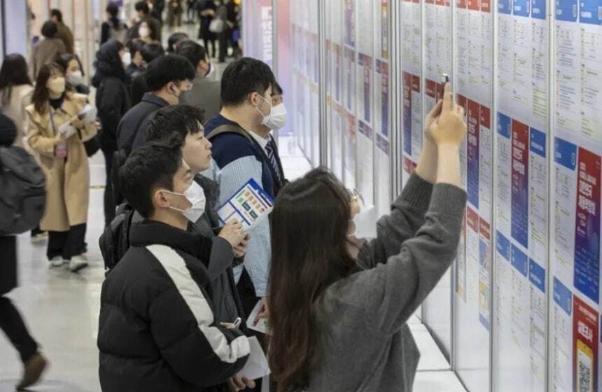대한민국 채용박람회에서 청년 구직자들이 채용공고를 살펴보는 모습. 한겨레 자료사진