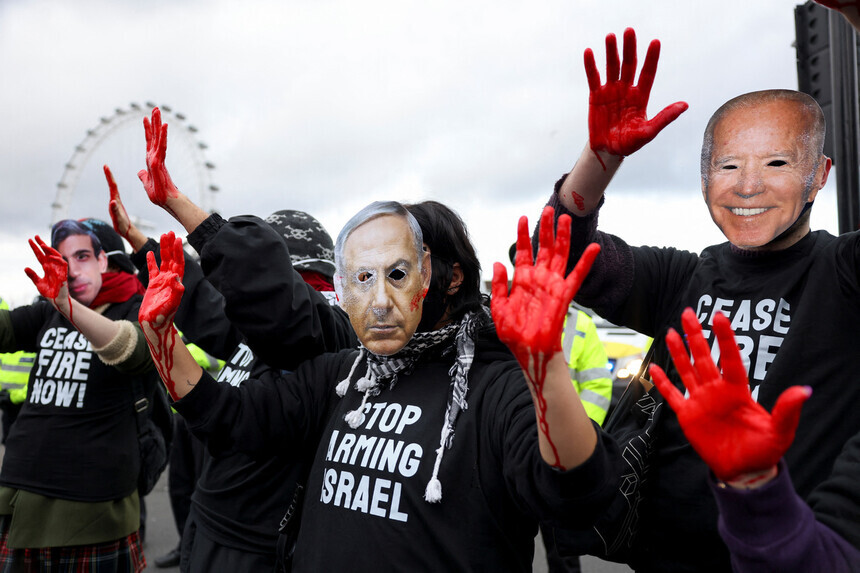 Protesters in London don masks of Israeli Prime Minister Benjamin Netanyahu, UK Prime Minister Rishi Sunak and US President Joe Biden on Jan. 6 and call for an end to the war in Gaza. (Reuters/Yonhap)