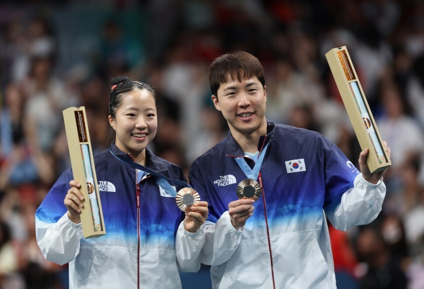 Shin Yu -bin and Lim Jong -hoon, who won the bronze medal at the 2024 Paris Olympic table tennis mixed doubles, are smiling at the awards ceremony. Paris/Kang Chang -kwang, senior reporter Chang@hani.co.kr