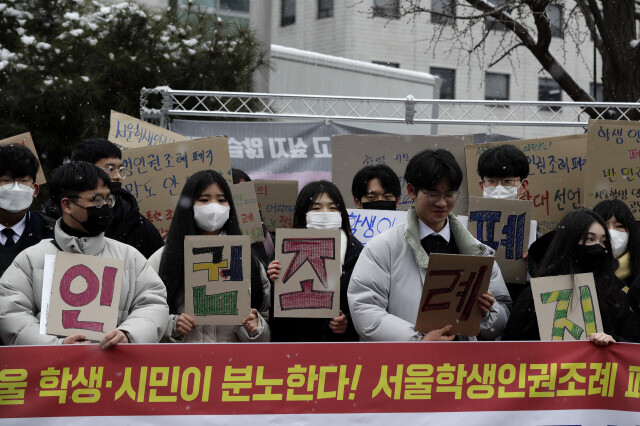 송두환 인권위원장 “서울·충남 학생인권조례 폐지 안 돼”