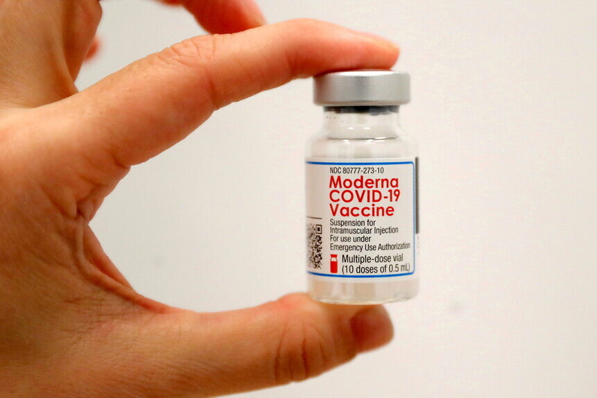 A vial of Moderna's COVID-19 vaccine is shown before being used at a temporary vaccination center in New York. (Reuters/Yonhap News)