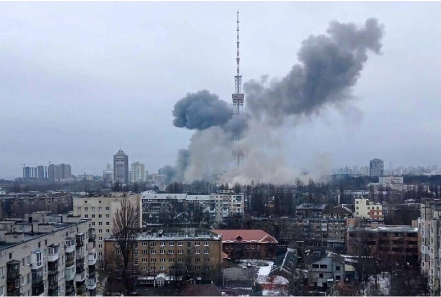 Ukraine’s Interior Ministry announced that Russian fire had taken out a TV broadcast tower, seen here letting off gray smoke, in the Ukrainian capital of Kyiv on March 1. (AFP/Yonhap News)