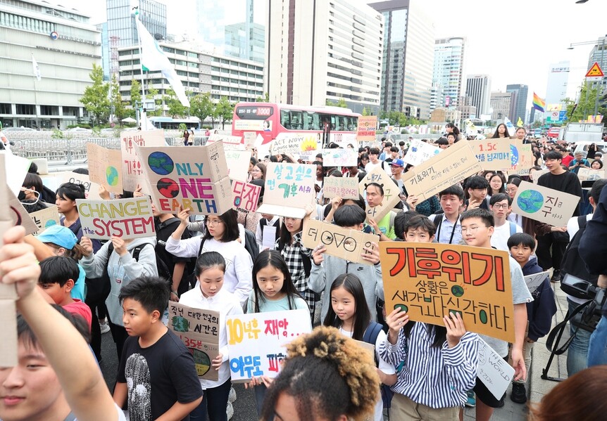 South Korean students march toward the Blue House during a “school strike” to call on the government to take action on climate change measures on Sept. 27. (all photos by Baek So-ah