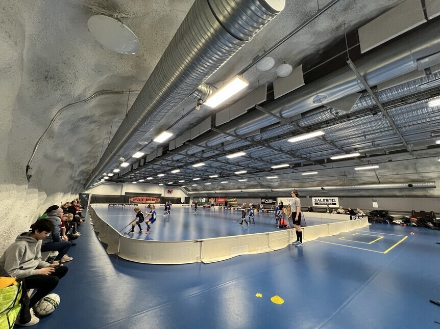 An air-raid shelter built around 20 meters beneath the surface in downtown Helsinki, Finland, doubles as a car park and sports facilities, and was the site of a sports game on Feb. 20, when the Hankyoreh visited. (Noh Ji-won/The Hankyoreh)