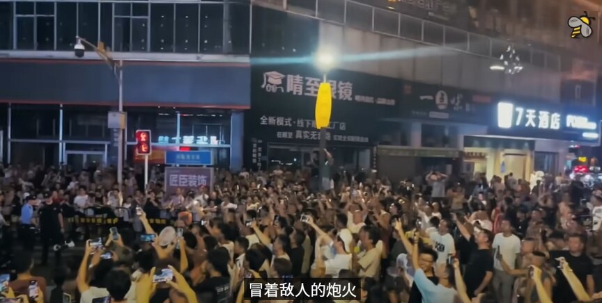 중국 쓰촨성 장유시에서 학생 간 괴롭힘·폭력 사건을 은폐한 것에 항의하는 시위가 벌어졌다. 다큐멘터리 ‘장유 사건’ 갈무리